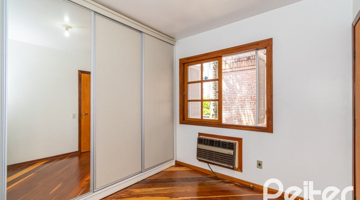 Casa à venda com 234m², 4 dormitórios, 1 suíte, 3 vagas, no bairro Tristeza em Porto Alegre