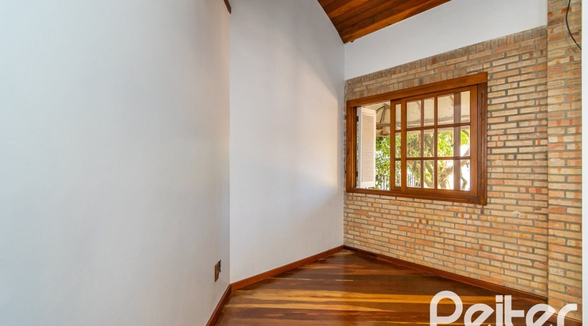 Casa à venda com 234m², 4 dormitórios, 1 suíte, 3 vagas, no bairro Tristeza em Porto Alegre
