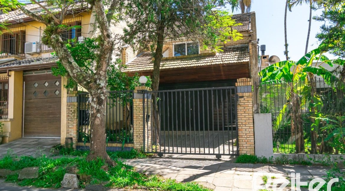 Casa à venda com 234m², 4 dormitórios, 1 suíte, 3 vagas, no bairro Tristeza em Porto Alegre