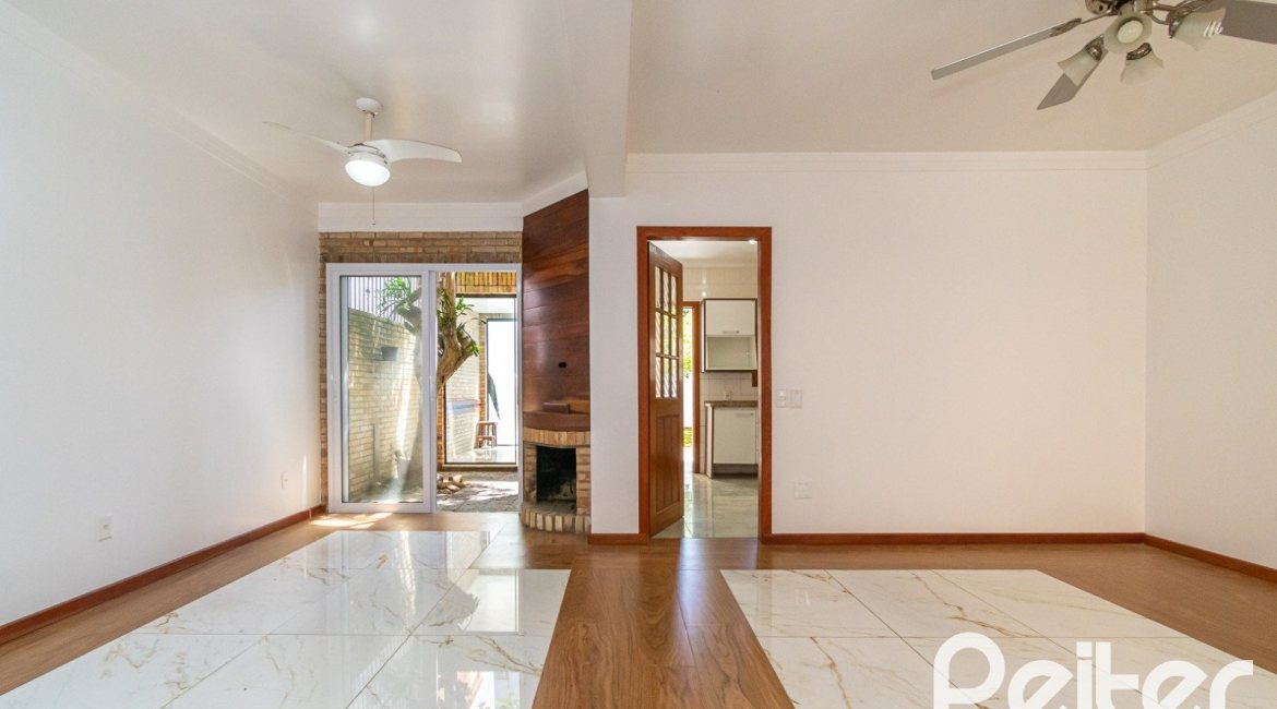 Casa à venda com 234m², 4 dormitórios, 1 suíte, 3 vagas, no bairro Tristeza em Porto Alegre