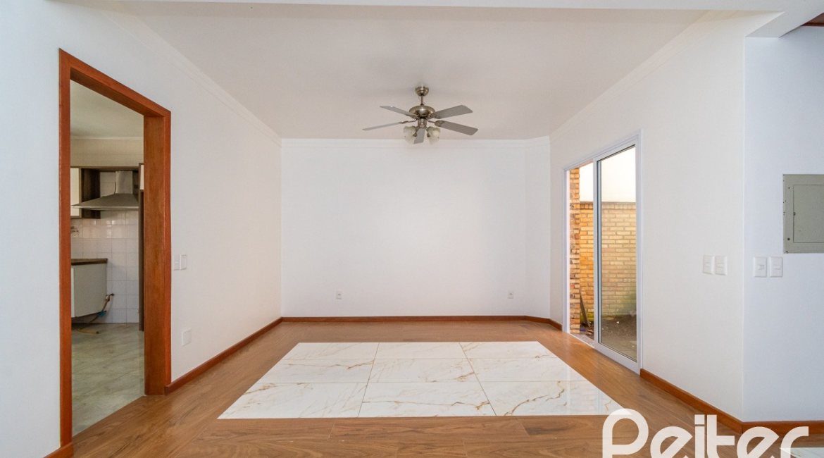 Casa à venda com 234m², 4 dormitórios, 1 suíte, 3 vagas, no bairro Tristeza em Porto Alegre