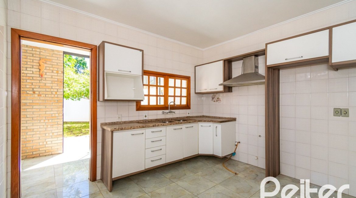 Casa à venda com 234m², 4 dormitórios, 1 suíte, 3 vagas, no bairro Tristeza em Porto Alegre