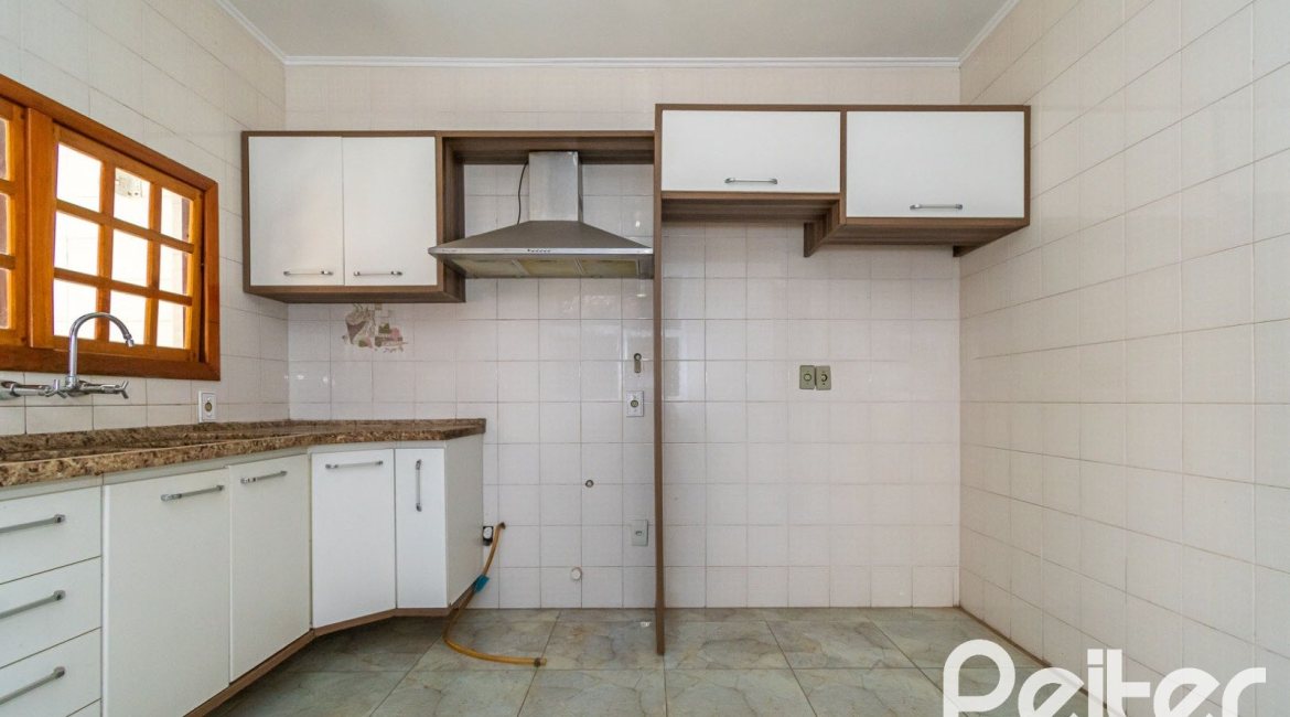 Casa à venda com 234m², 4 dormitórios, 1 suíte, 3 vagas, no bairro Tristeza em Porto Alegre