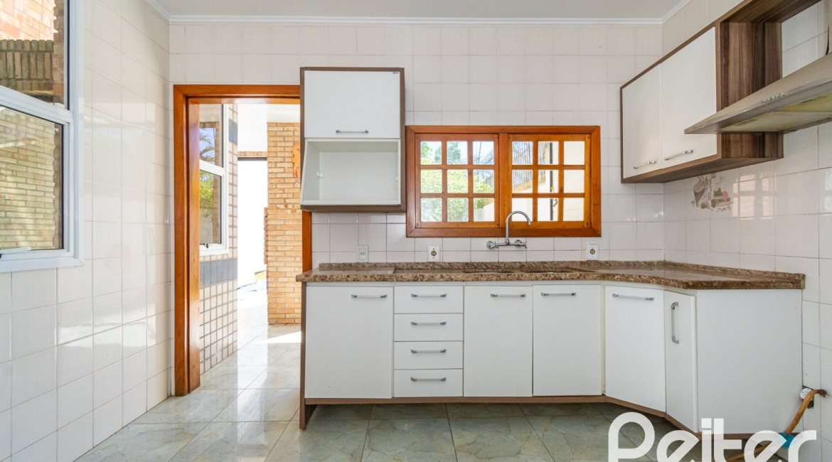 Casa à venda com 234m², 4 dormitórios, 1 suíte, 3 vagas, no bairro Tristeza em Porto Alegre