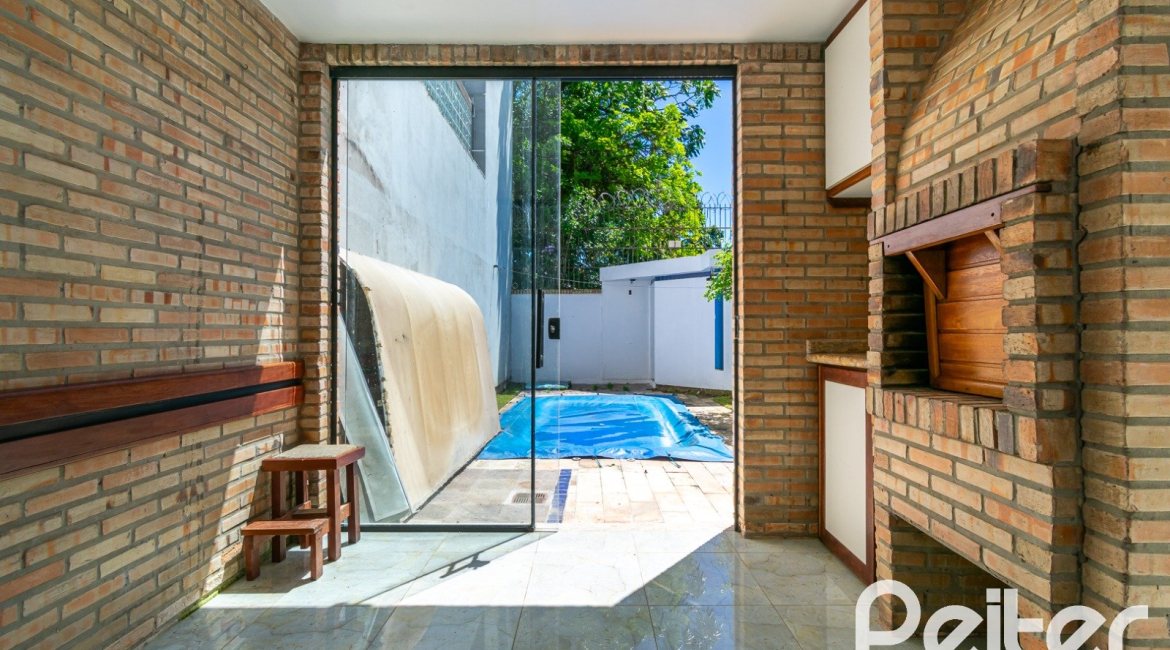 Casa à venda com 234m², 4 dormitórios, 1 suíte, 3 vagas, no bairro Tristeza em Porto Alegre