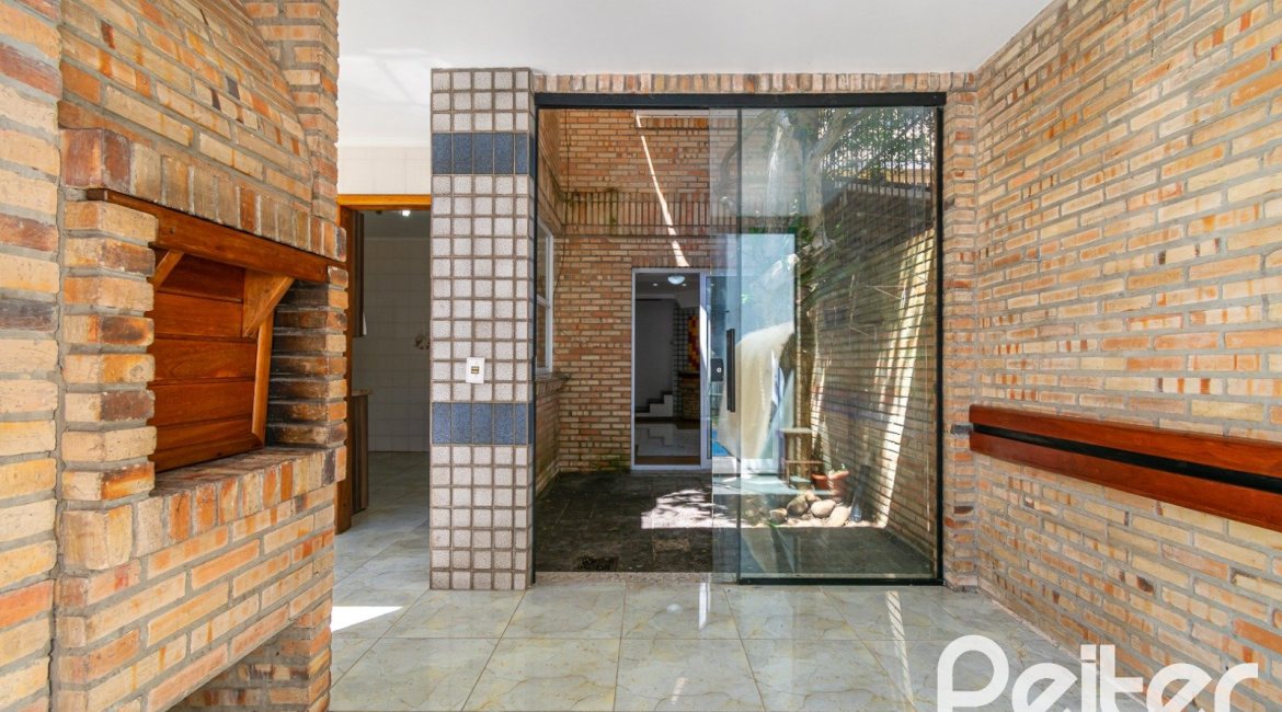 Casa à venda com 234m², 4 dormitórios, 1 suíte, 3 vagas, no bairro Tristeza em Porto Alegre