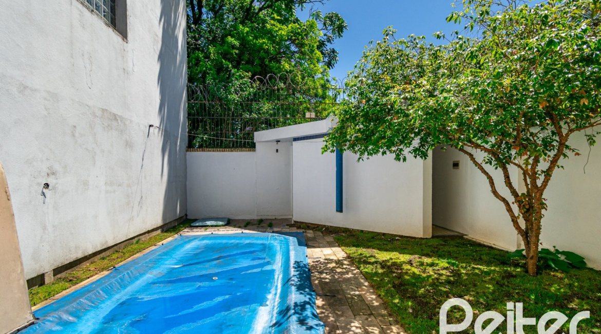 Casa à venda com 234m², 4 dormitórios, 1 suíte, 3 vagas, no bairro Tristeza em Porto Alegre