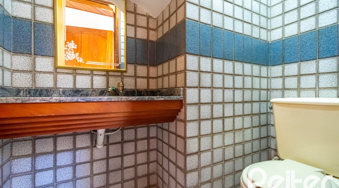 Casa à venda com 234m², 4 dormitórios, 1 suíte, 3 vagas, no bairro Tristeza em Porto Alegre