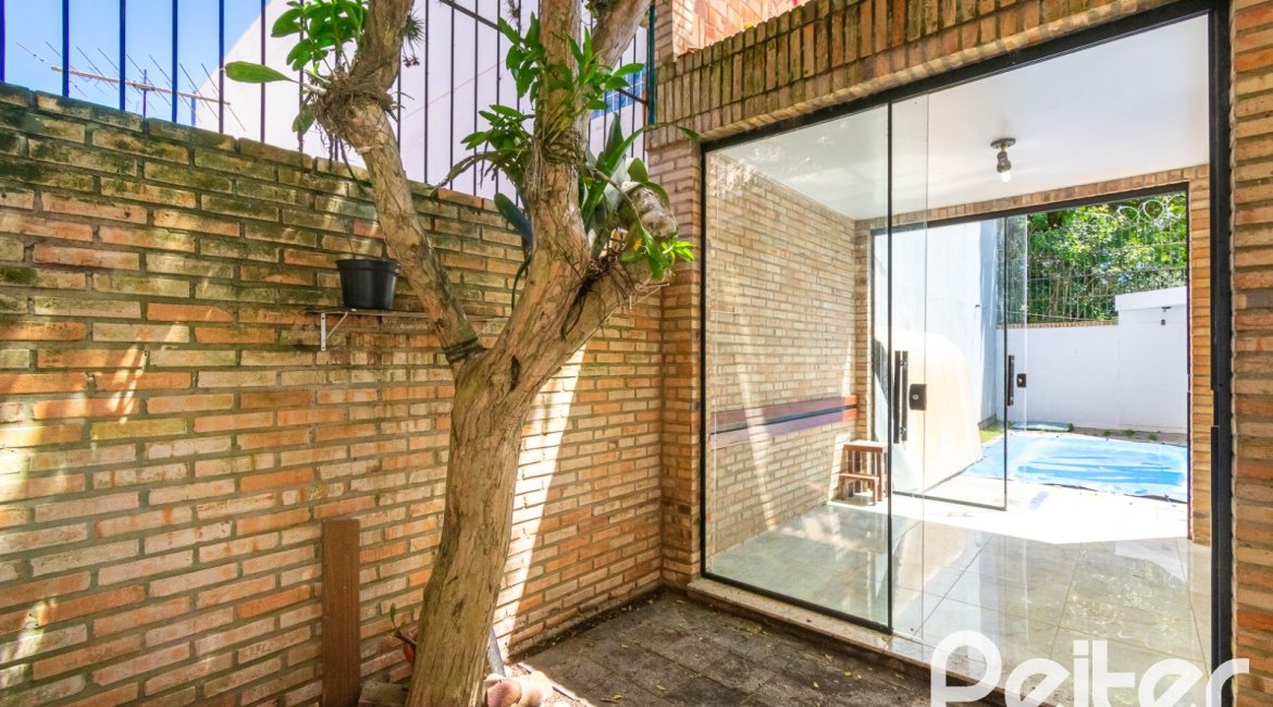 Casa à venda com 234m², 4 dormitórios, 1 suíte, 3 vagas, no bairro Tristeza em Porto Alegre
