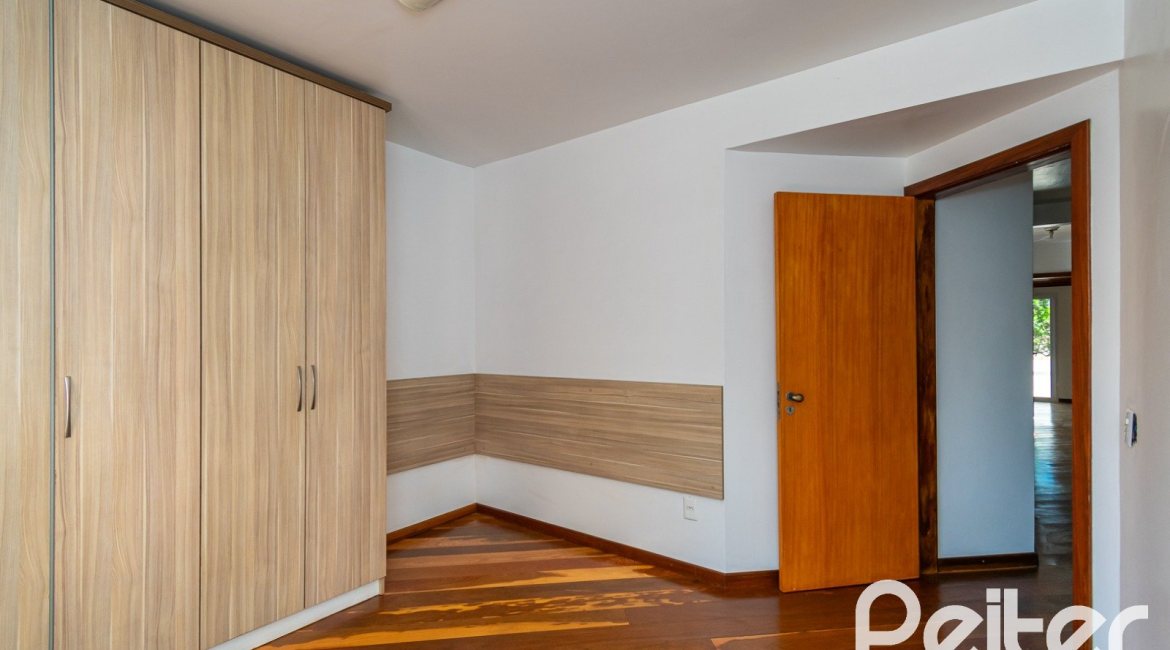 Casa à venda com 234m², 4 dormitórios, 1 suíte, 3 vagas, no bairro Tristeza em Porto Alegre