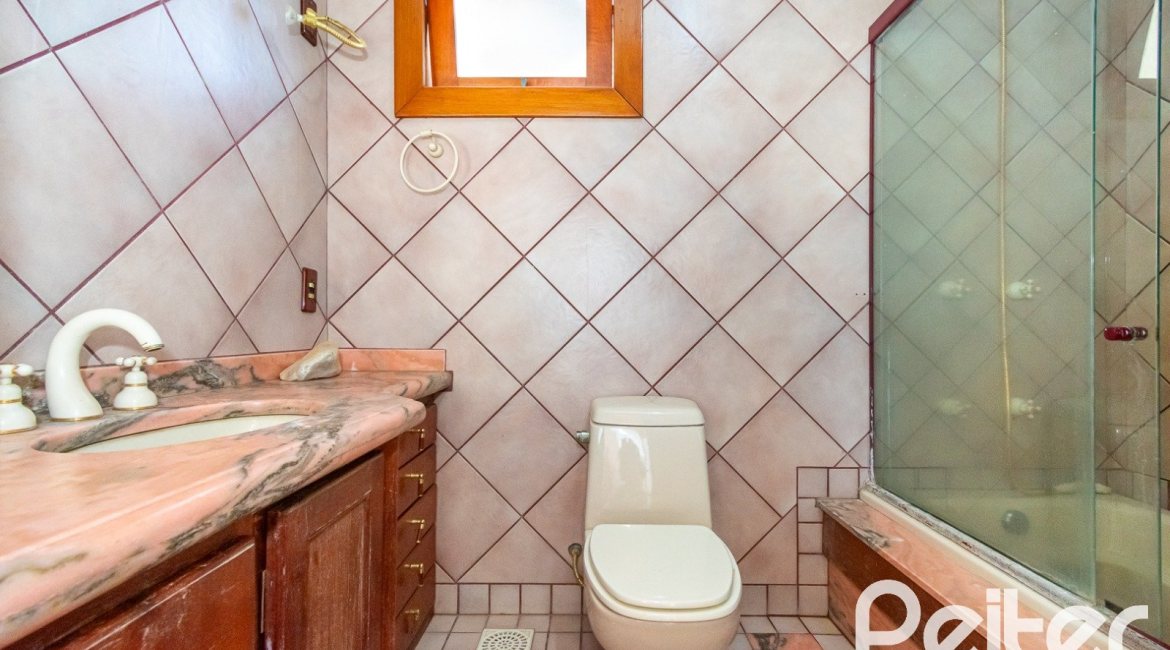 Casa à venda com 234m², 4 dormitórios, 1 suíte, 3 vagas, no bairro Tristeza em Porto Alegre