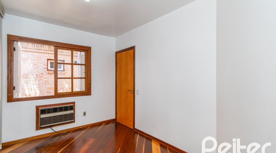 Casa à venda com 234m², 4 dormitórios, 1 suíte, 3 vagas, no bairro Tristeza em Porto Alegre