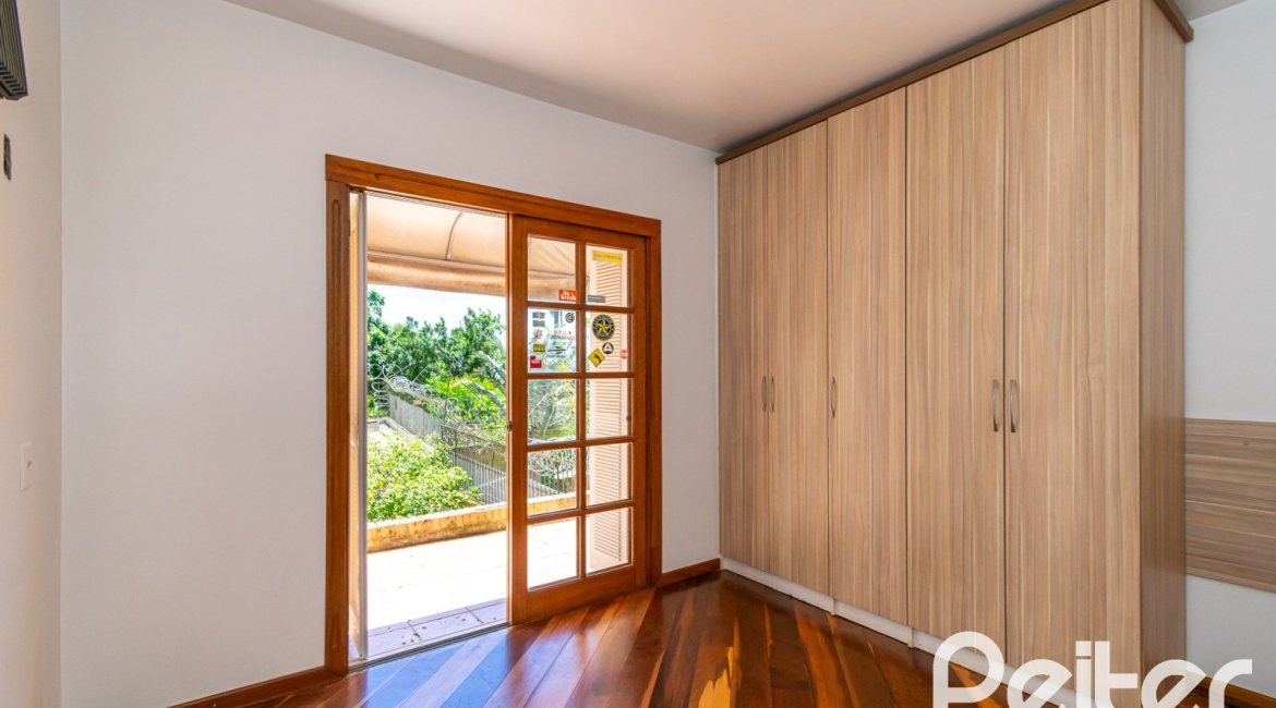 Casa à venda com 234m², 4 dormitórios, 1 suíte, 3 vagas, no bairro Tristeza em Porto Alegre