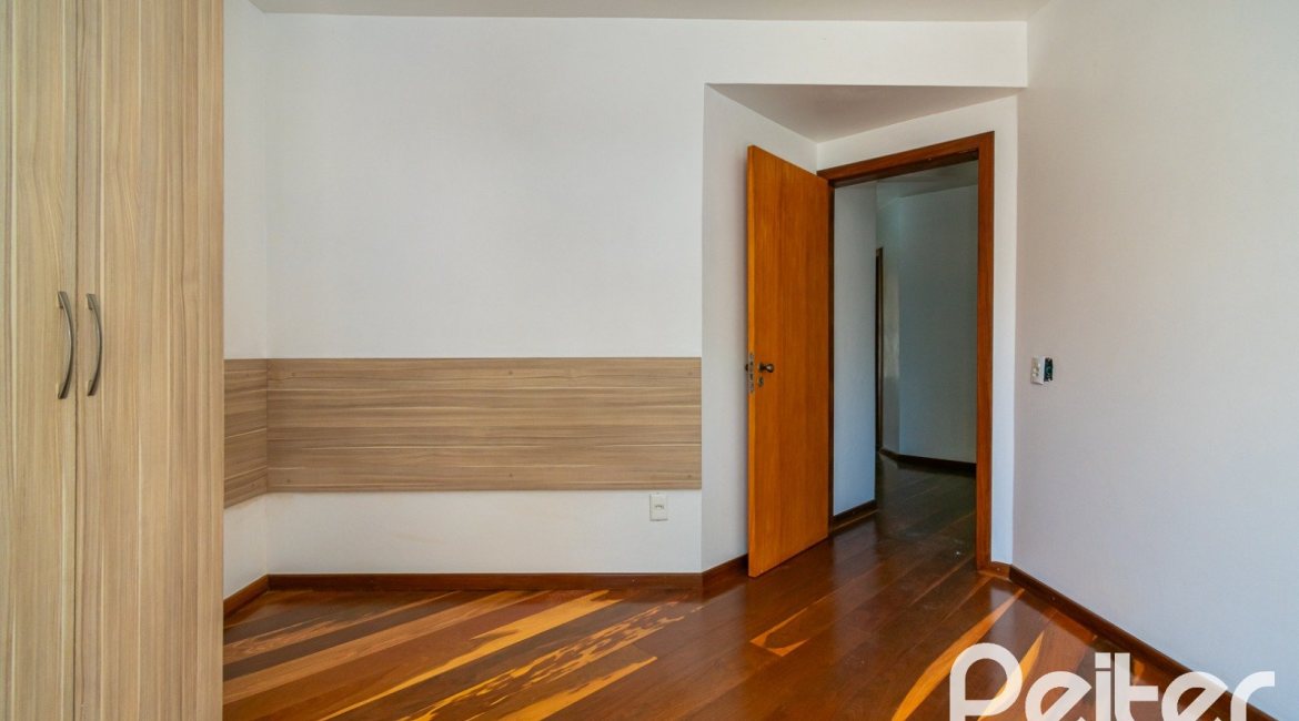 Casa à venda com 234m², 4 dormitórios, 1 suíte, 3 vagas, no bairro Tristeza em Porto Alegre