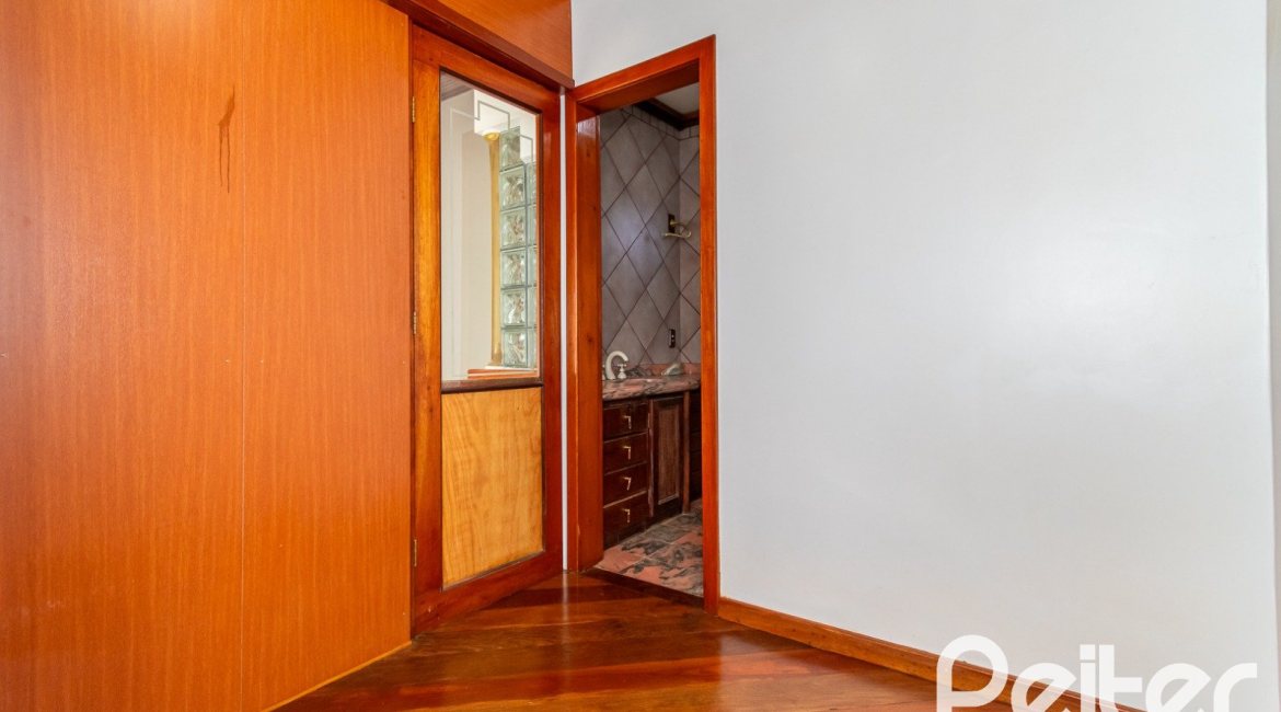 Casa à venda com 234m², 4 dormitórios, 1 suíte, 3 vagas, no bairro Tristeza em Porto Alegre