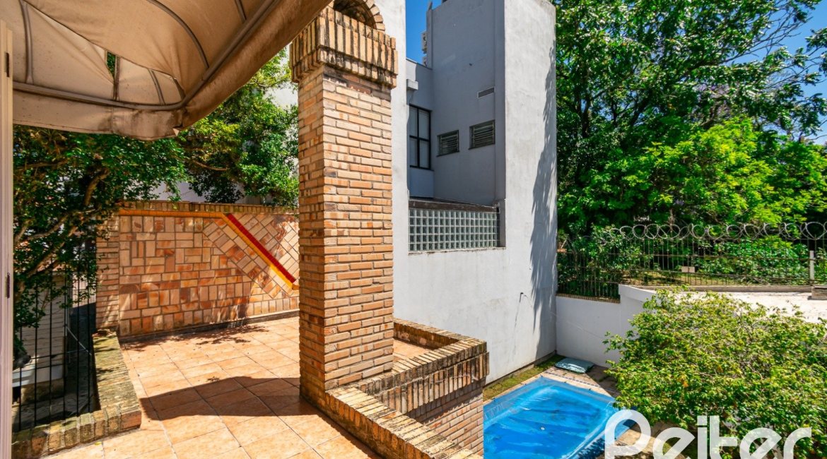 Casa à venda com 234m², 4 dormitórios, 1 suíte, 3 vagas, no bairro Tristeza em Porto Alegre