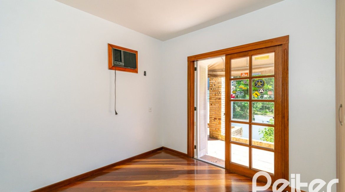 Casa à venda com 234m², 4 dormitórios, 1 suíte, 3 vagas, no bairro Tristeza em Porto Alegre