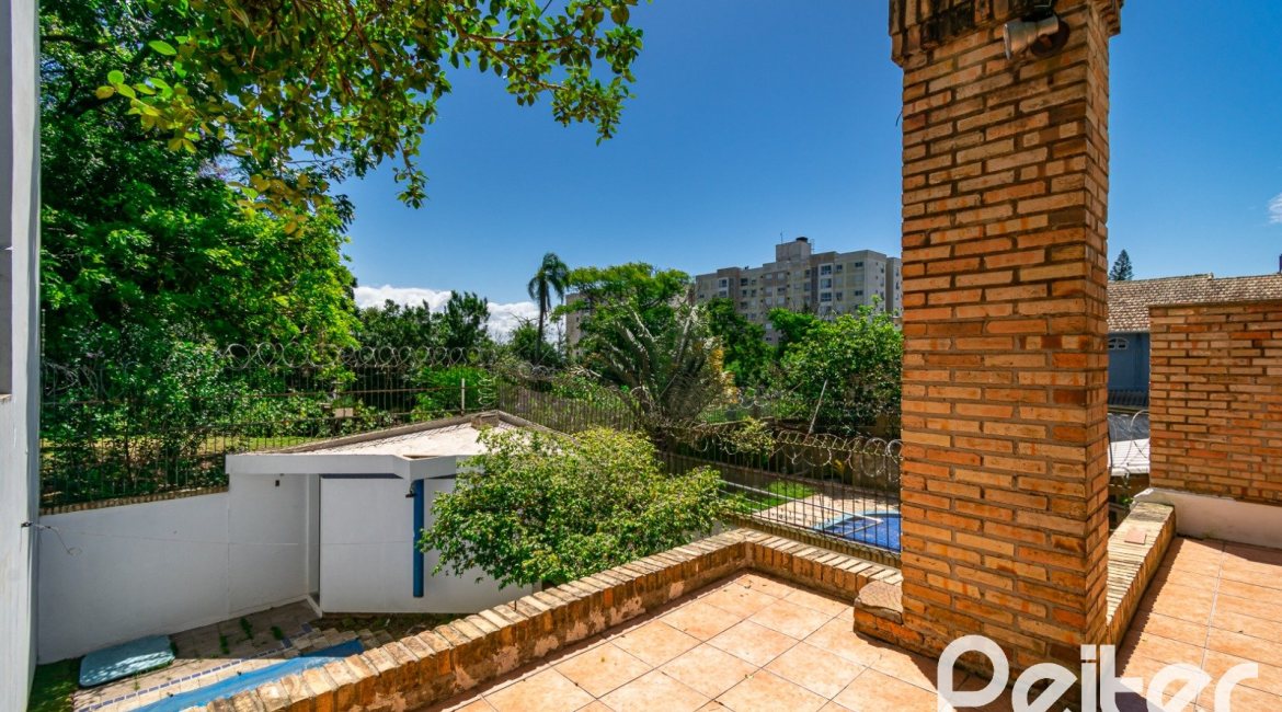 Casa à venda com 234m², 4 dormitórios, 1 suíte, 3 vagas, no bairro Tristeza em Porto Alegre