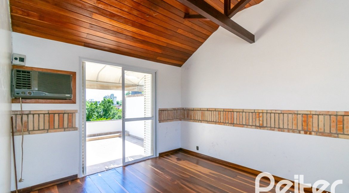 Casa à venda com 234m², 4 dormitórios, 1 suíte, 3 vagas, no bairro Tristeza em Porto Alegre