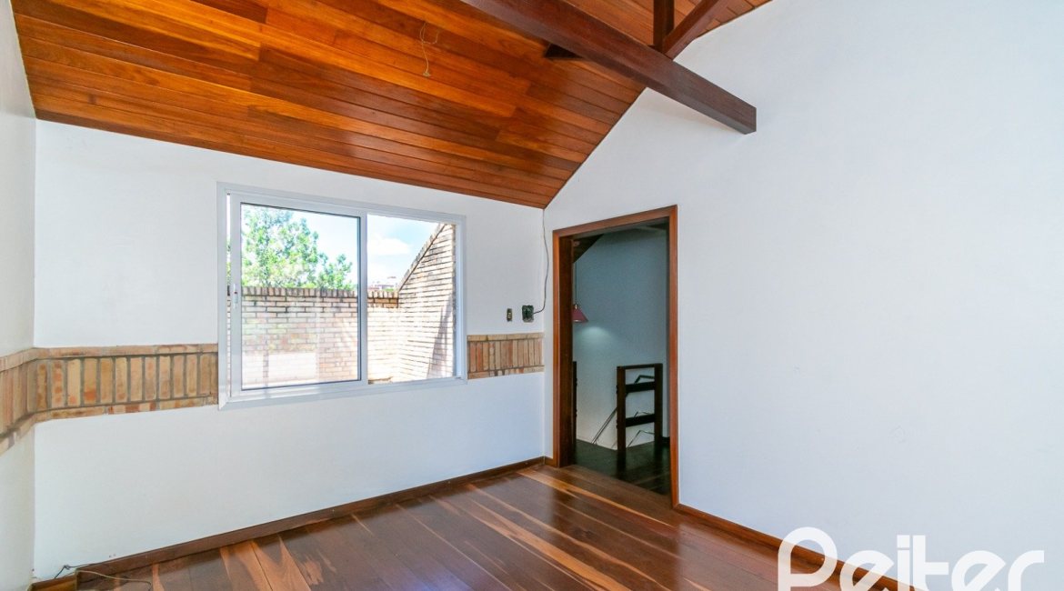 Casa à venda com 234m², 4 dormitórios, 1 suíte, 3 vagas, no bairro Tristeza em Porto Alegre