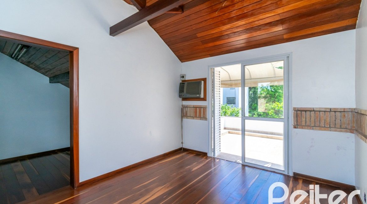 Casa à venda com 234m², 4 dormitórios, 1 suíte, 3 vagas, no bairro Tristeza em Porto Alegre