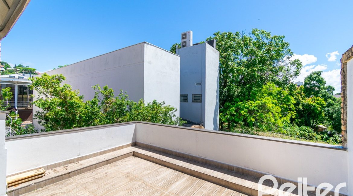 Casa à venda com 234m², 4 dormitórios, 1 suíte, 3 vagas, no bairro Tristeza em Porto Alegre
