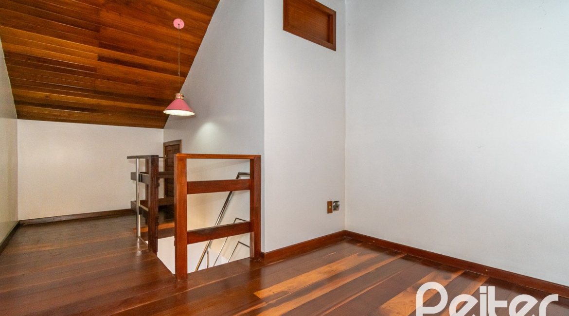 Casa à venda com 234m², 4 dormitórios, 1 suíte, 3 vagas, no bairro Tristeza em Porto Alegre