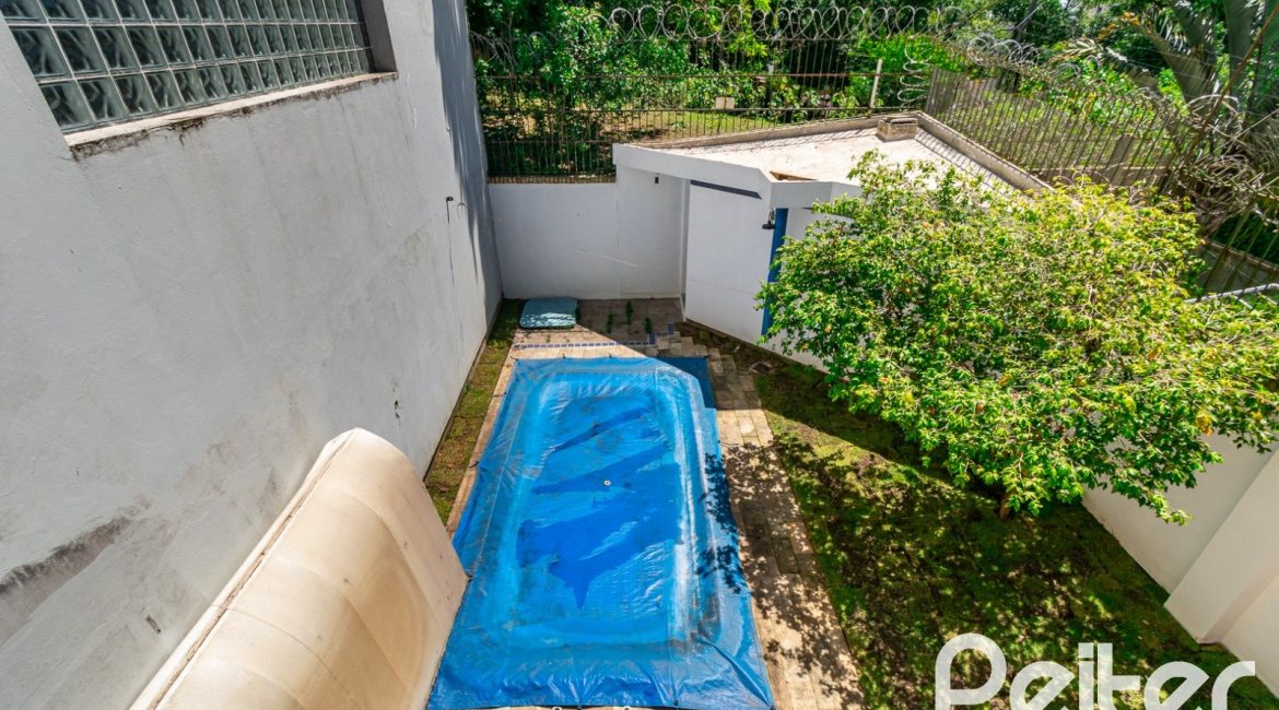 Casa à venda com 234m², 4 dormitórios, 1 suíte, 3 vagas, no bairro Tristeza em Porto Alegre