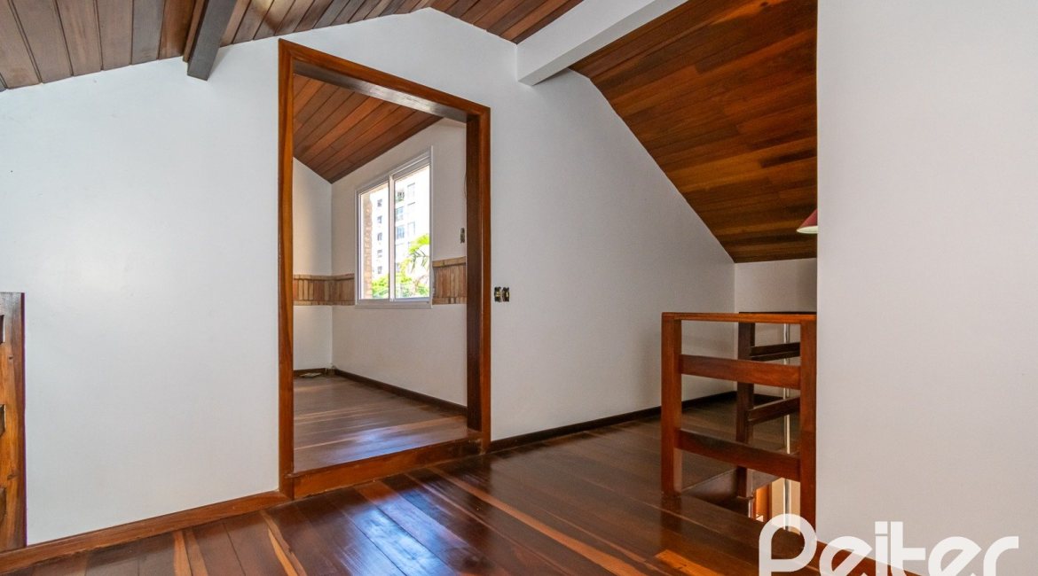 Casa à venda com 234m², 4 dormitórios, 1 suíte, 3 vagas, no bairro Tristeza em Porto Alegre