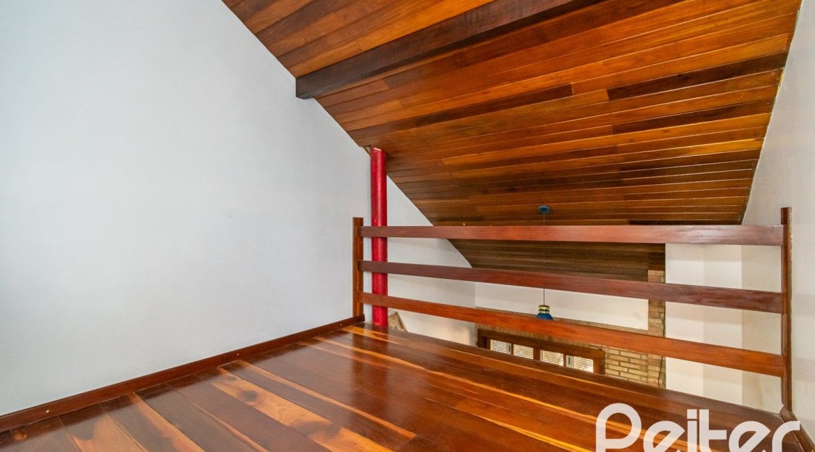 Casa à venda com 234m², 4 dormitórios, 1 suíte, 3 vagas, no bairro Tristeza em Porto Alegre