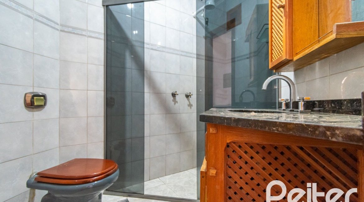 Casa à venda com 234m², 4 dormitórios, 1 suíte, 3 vagas, no bairro Tristeza em Porto Alegre