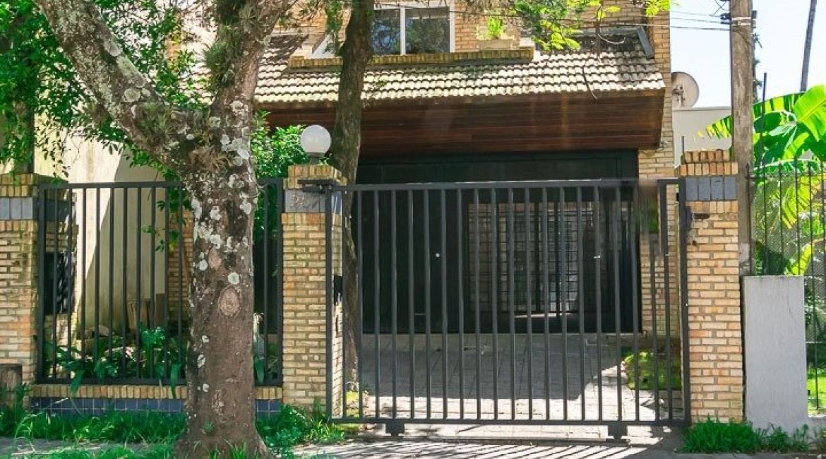 Casa à venda com 234m², 4 dormitórios, 1 suíte, 3 vagas, no bairro Tristeza em Porto Alegre