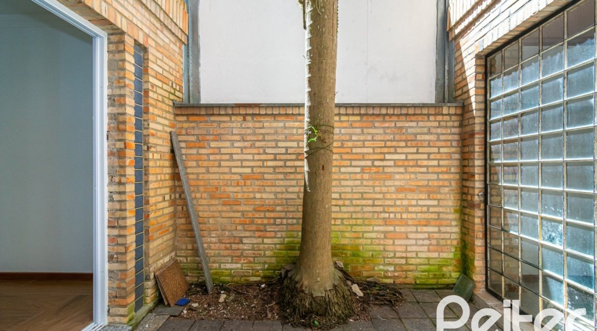 Casa à venda com 234m², 4 dormitórios, 1 suíte, 3 vagas, no bairro Tristeza em Porto Alegre