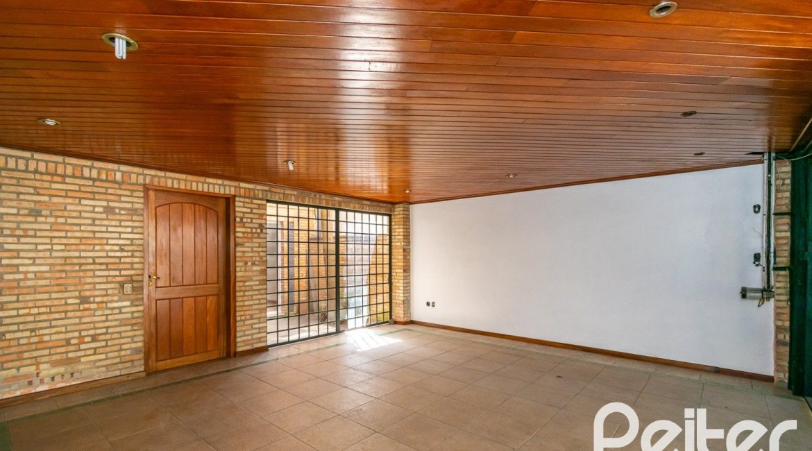 Casa à venda com 234m², 4 dormitórios, 1 suíte, 3 vagas, no bairro Tristeza em Porto Alegre