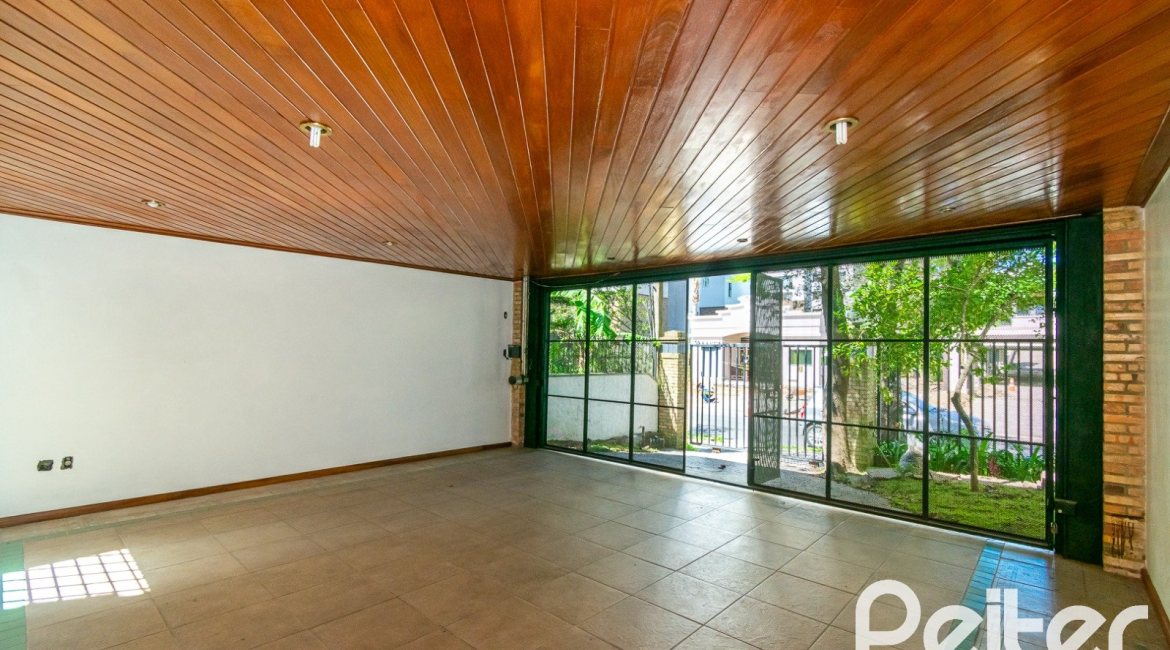 Casa à venda com 234m², 4 dormitórios, 1 suíte, 3 vagas, no bairro Tristeza em Porto Alegre