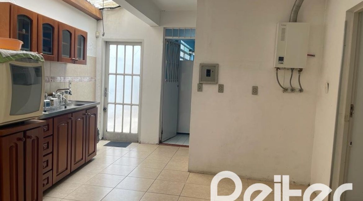 Casa à venda com 361m², 3 dormitórios, 4 vagas, no bairro Cidade Baixa em Porto Alegre