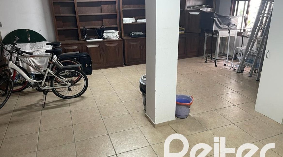 Casa à venda com 361m², 3 dormitórios, 4 vagas, no bairro Cidade Baixa em Porto Alegre