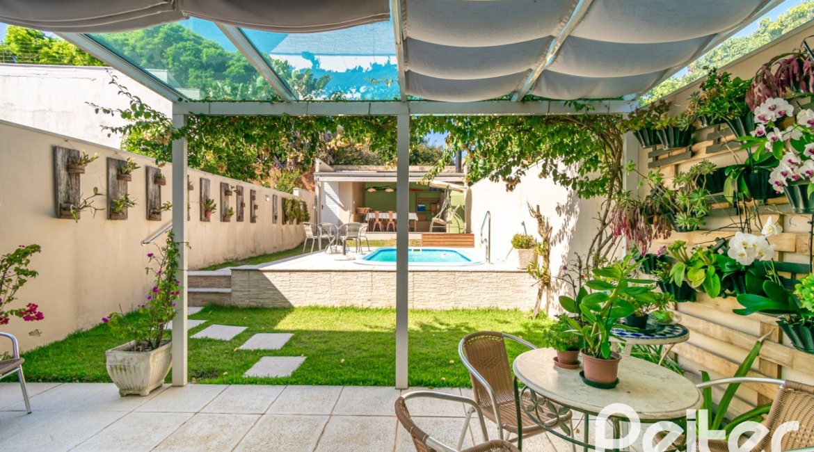 Casa à venda com 268m², 3 dormitórios, 3 suítes, 2 vagas, no bairro Vila Assunção em Porto Alegre