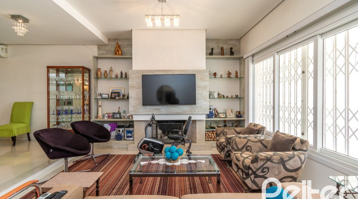 Casa à venda com 268m², 3 dormitórios, 3 suítes, 2 vagas, no bairro Vila Assunção em Porto Alegre