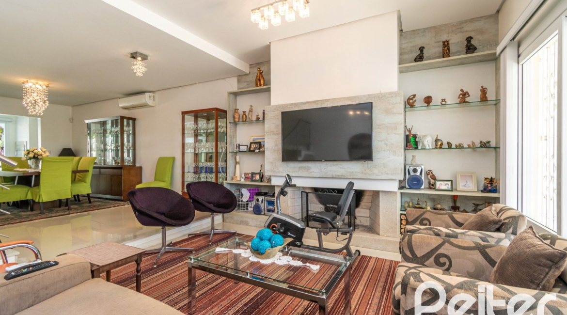 Casa à venda com 268m², 3 dormitórios, 3 suítes, 2 vagas, no bairro Vila Assunção em Porto Alegre