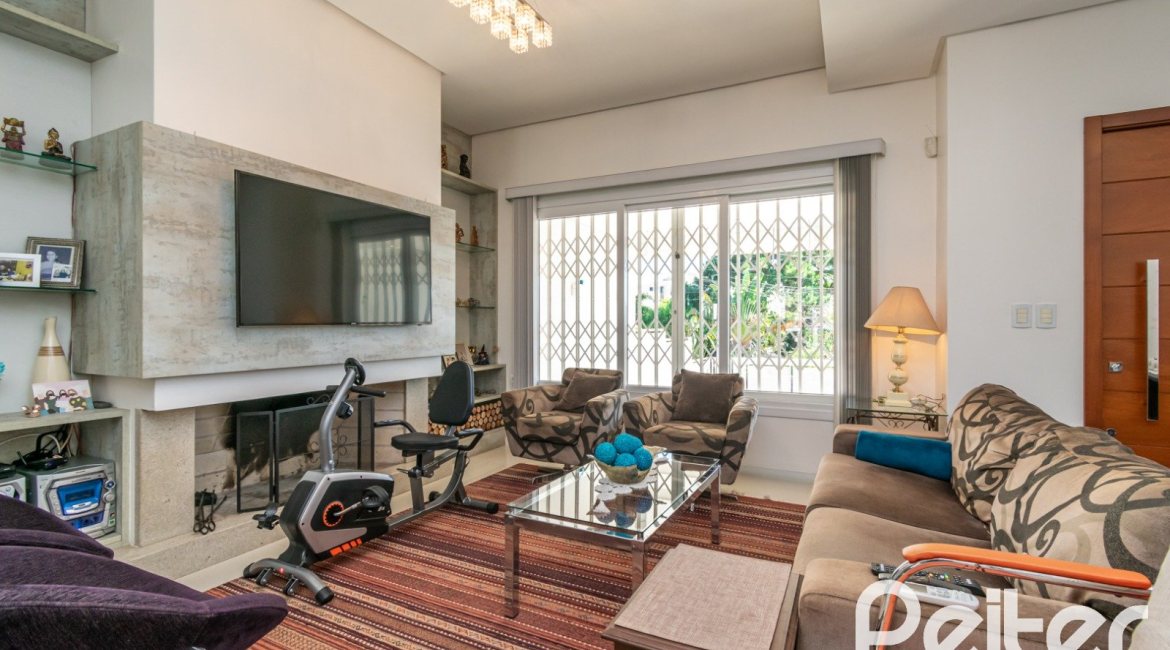 Casa à venda com 268m², 3 dormitórios, 3 suítes, 2 vagas, no bairro Vila Assunção em Porto Alegre