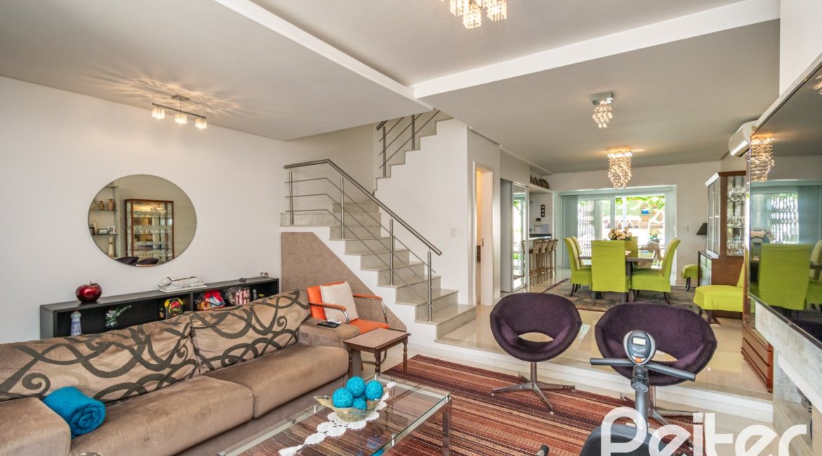 Casa à venda com 268m², 3 dormitórios, 3 suítes, 2 vagas, no bairro Vila Assunção em Porto Alegre