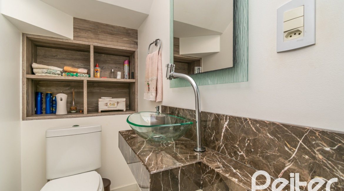 Casa à venda com 268m², 3 dormitórios, 3 suítes, 2 vagas, no bairro Vila Assunção em Porto Alegre