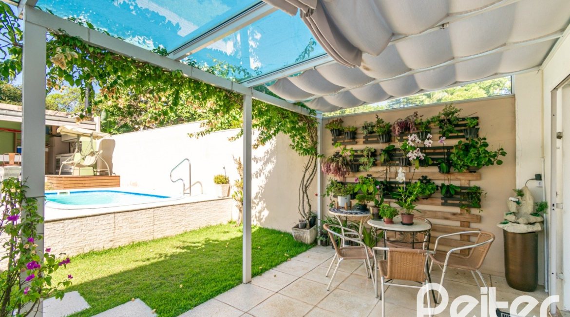 Casa à venda com 268m², 3 dormitórios, 3 suítes, 2 vagas, no bairro Vila Assunção em Porto Alegre