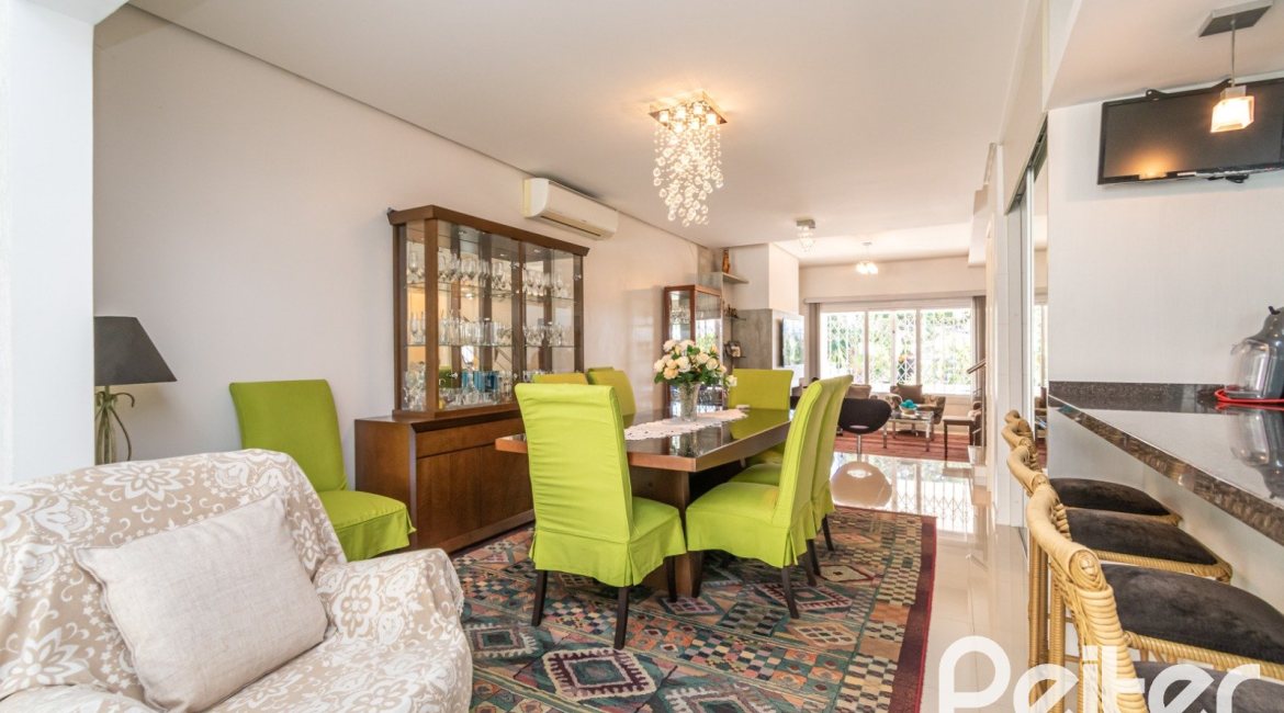 Casa à venda com 268m², 3 dormitórios, 3 suítes, 2 vagas, no bairro Vila Assunção em Porto Alegre