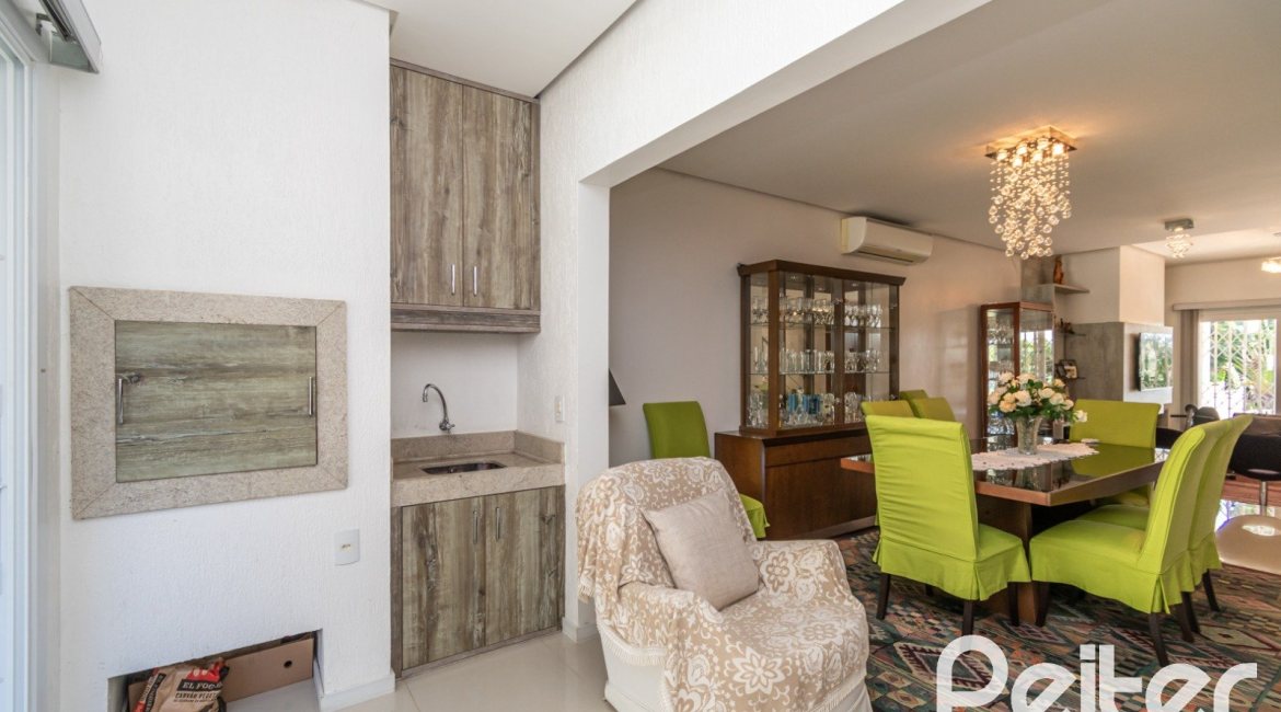 Casa à venda com 268m², 3 dormitórios, 3 suítes, 2 vagas, no bairro Vila Assunção em Porto Alegre