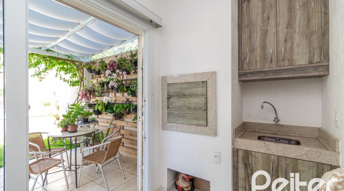 Casa à venda com 268m², 3 dormitórios, 3 suítes, 2 vagas, no bairro Vila Assunção em Porto Alegre