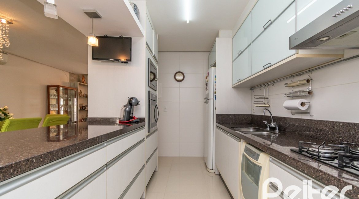 Casa à venda com 268m², 3 dormitórios, 3 suítes, 2 vagas, no bairro Vila Assunção em Porto Alegre