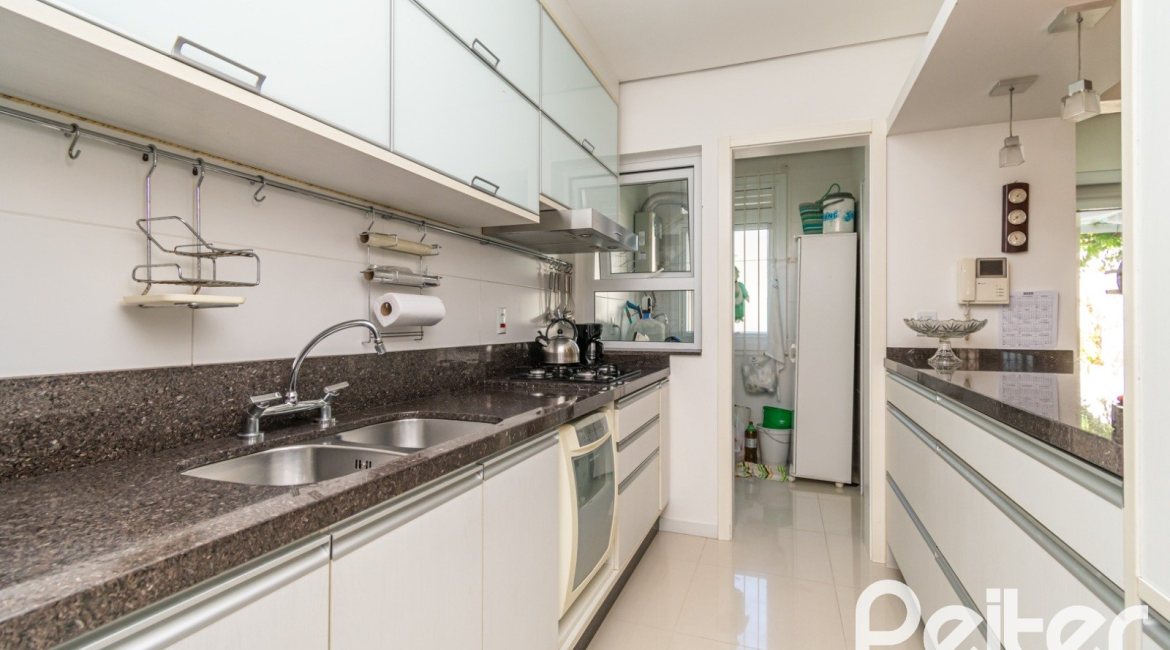 Casa à venda com 268m², 3 dormitórios, 3 suítes, 2 vagas, no bairro Vila Assunção em Porto Alegre