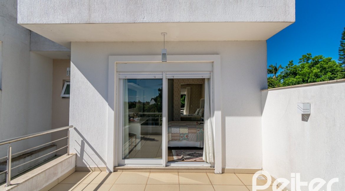 Casa à venda com 268m², 3 dormitórios, 3 suítes, 2 vagas, no bairro Vila Assunção em Porto Alegre